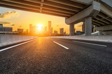 张怡宁和邓亚萍谁更厉害？